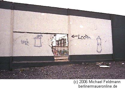 Berliner Mauer 1990 Loch in der Mauer